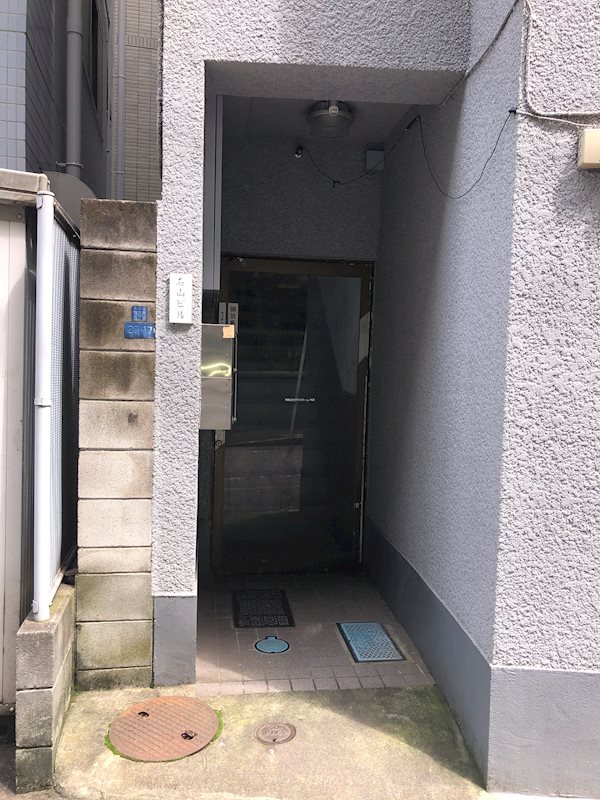 石山ビル エントランス